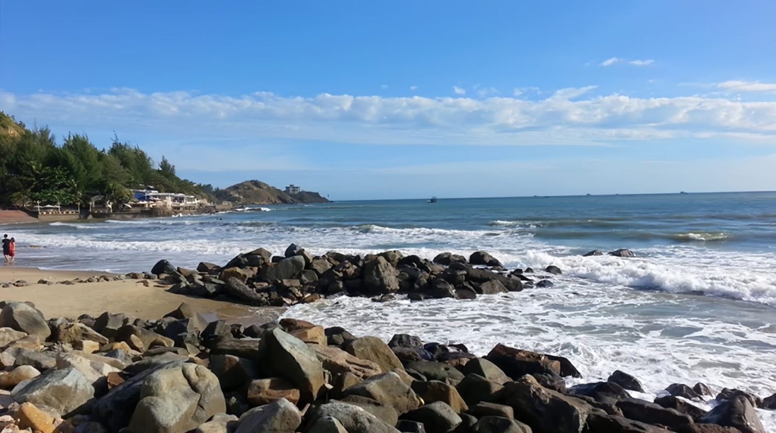 Bai Dua: Vung Tau's Small Bay of Rocks and Sunsets