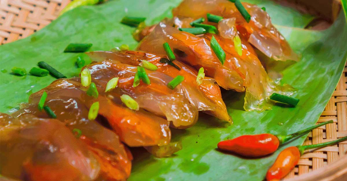 Banh bot loc of Quang Binh — translucent parcels with a shrimp-red heart