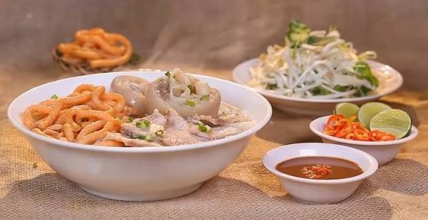 Banh Canh Ben Co: Clarity in a Bowl
