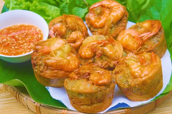 Banh Cong: The Can Tho Fritter Named After Its Mold