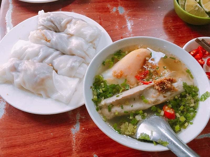Breakfast Before the Pilgrimage: Cao Bang's Soup-Dipped Banh Cuon
