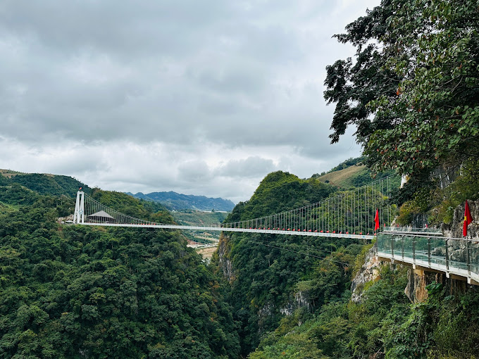 Bach Long Glass Bridge: A Thrilling Walk on a World-Record Skywalk