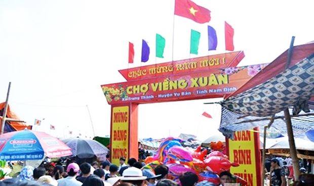Vieng Market: The Night Fair That Sells Luck Once a Year