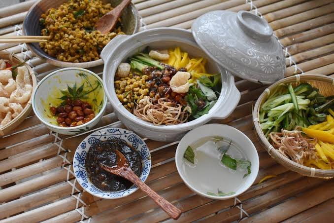 Com Hen: The Anti-Royal Bowl of the Royal City