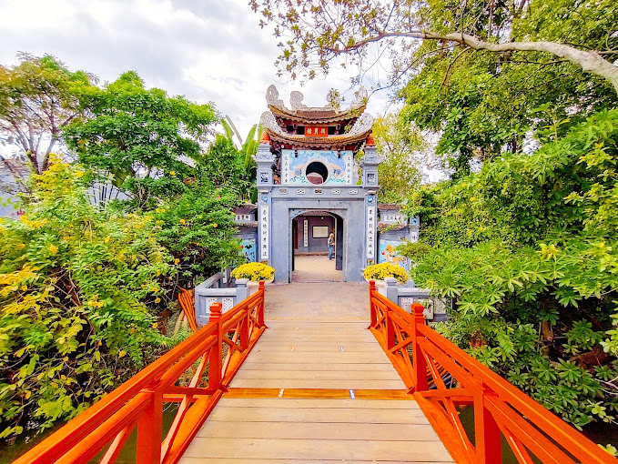 Ngoc Son Temple: Sacred Islet on Hoan Kiem Lake