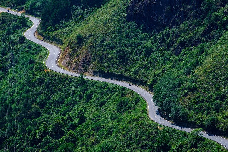 Ruộng bậc thang mùa lúa chín, và một đoàn của Era trên đường. Cung đường này Era