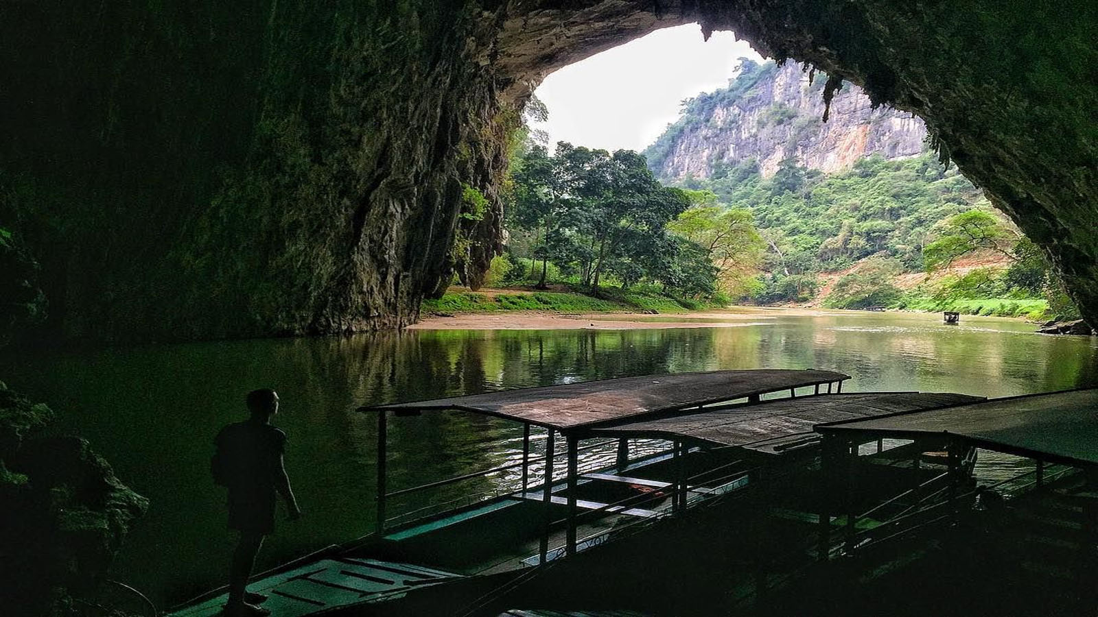 Puong Cave: The Dramatic River Cave of Ba Be