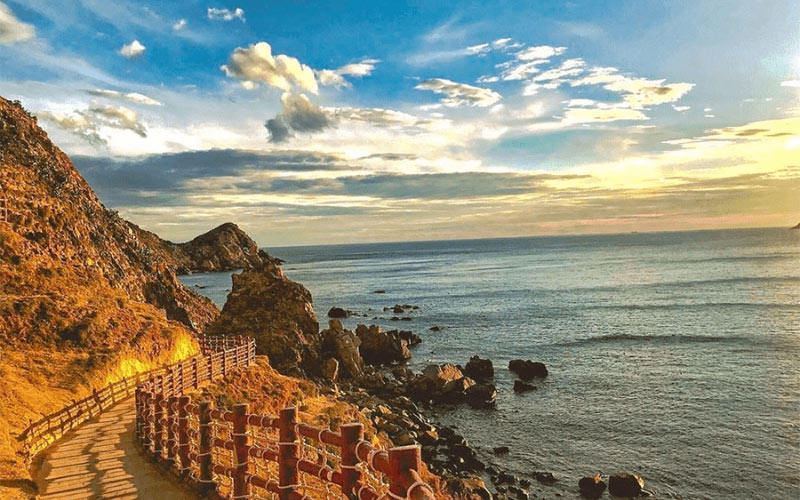 Eo Gio: The Windy Cliffs of Quy Nhon's Coast