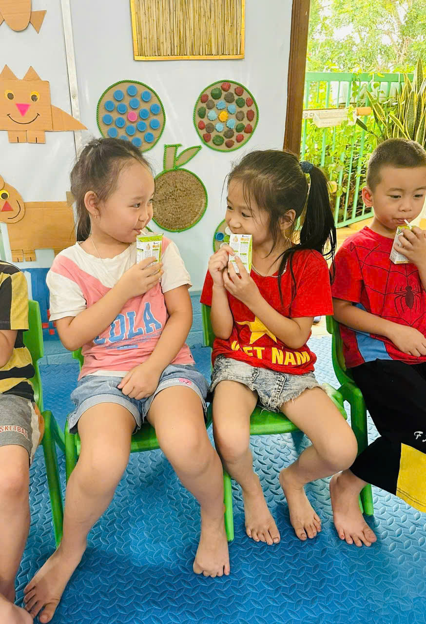 Các em uống sữa trong giờ nghỉ tại một điểm trường vùng cao. Điều quan trọng không phải hộp sữa hôm nay, mà là