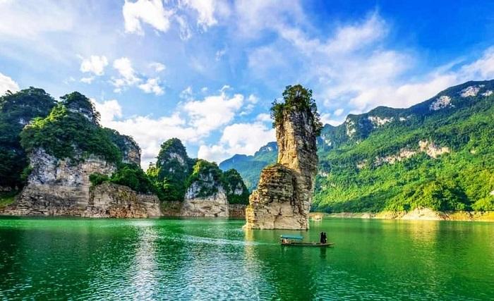 From the Stone Plateau to the Lakes