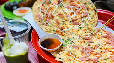 Da Lat 'pizza' — five essential grilled rice paper stalls
