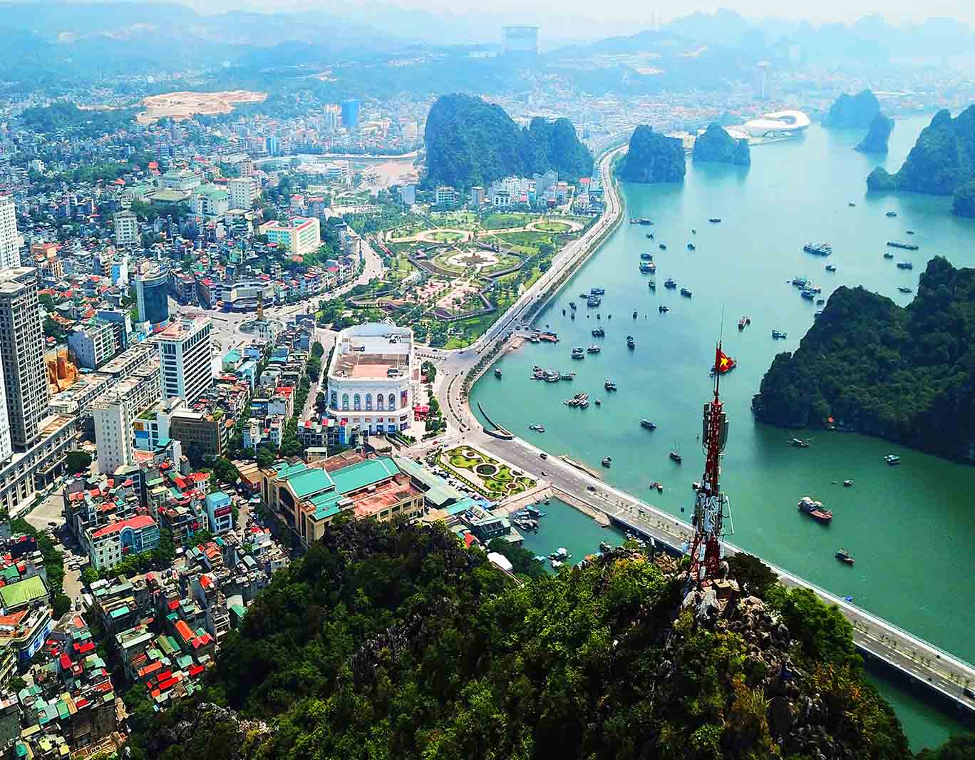 Ha Long Street: The Seafront Boulevard of Bai Chay