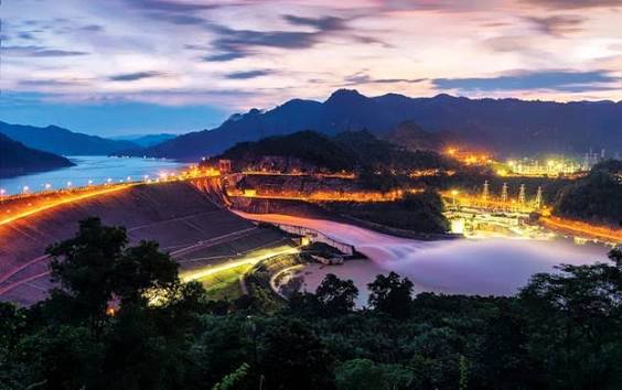 Hoa Binh Lake: The Vast Reservoir of the Da River