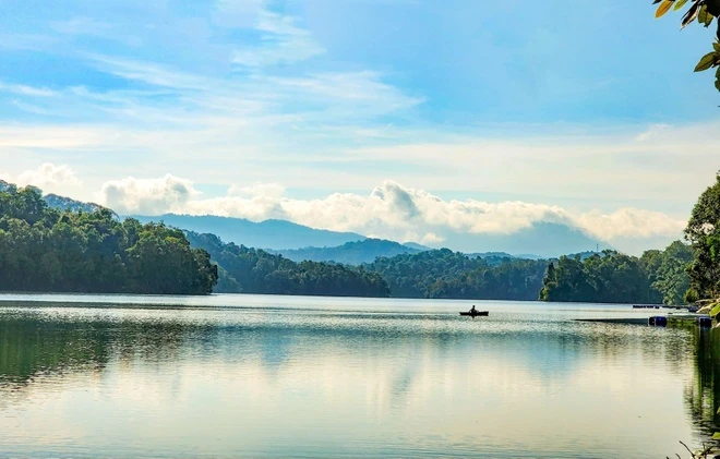 Pa Khoang Lake: A Tranquil Retreat Amid the Forested Hills