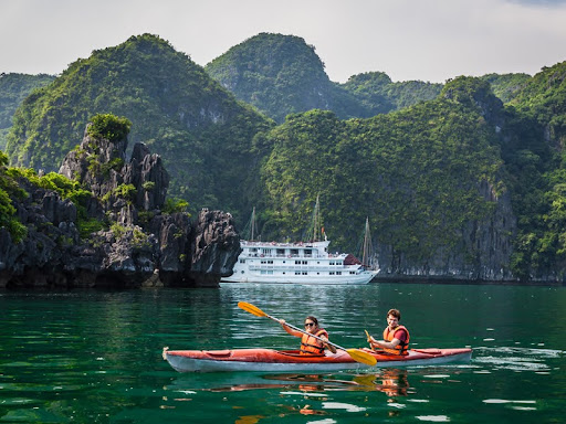 Interesting experiences in Ha Long Bay — fishermen's life and a night on the water