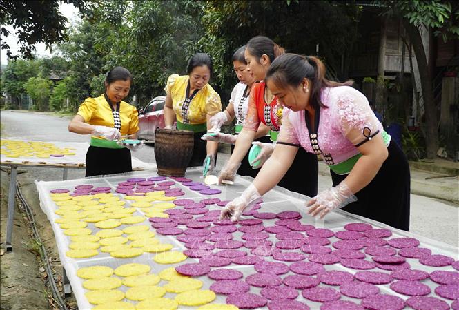 Khau Xen Crackers: The Colourful Crispy Snack of the Thai People
