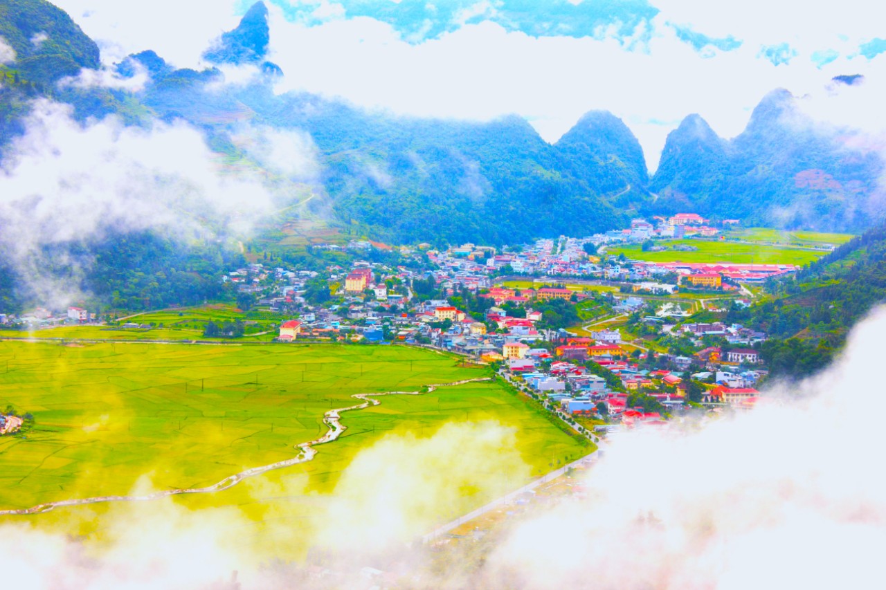 Muong Khuong: Tangerines and Markets on the Frontier