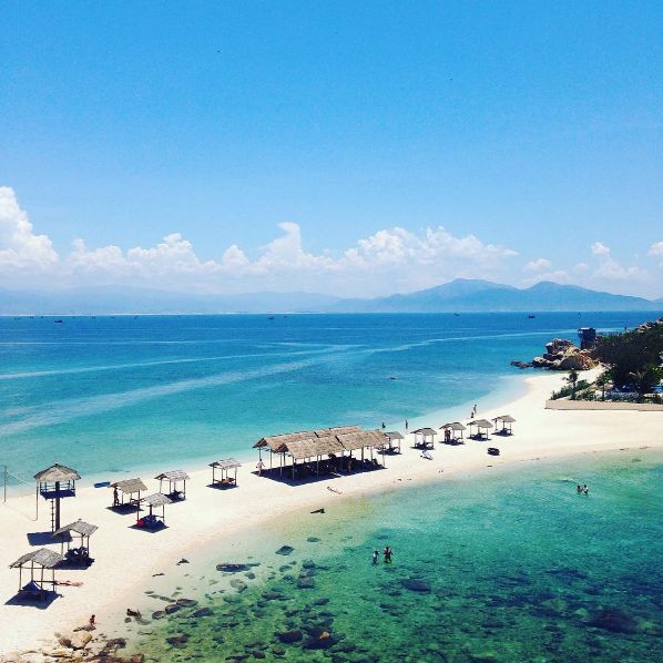 Banh Trang Xoai: Sun-Dried Mango Leather, the Beach Snack That Flies Home