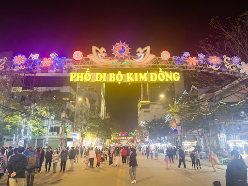 Kim Dong Walking Street: Cao Bang City's Weekend Heart