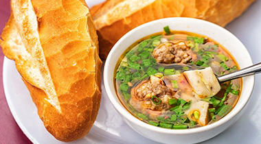 Banh mi xiu mai — the little pot of comfort Da Lat serves at dawn