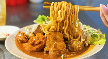 Banh Tam Ca Ri Ga: Curry for Breakfast, Ca Mau Style