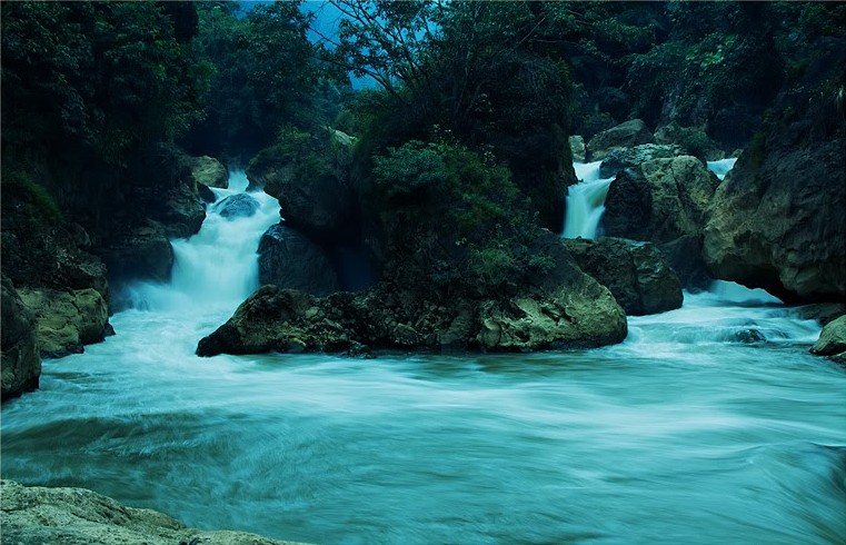 Dau Dang Waterfall: The Roaring Cascade of the Ba Be Wilderness