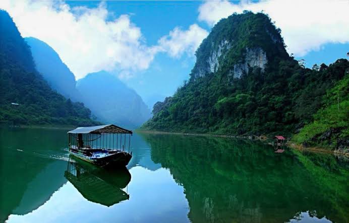 Thang Hen and the Karst Lakes