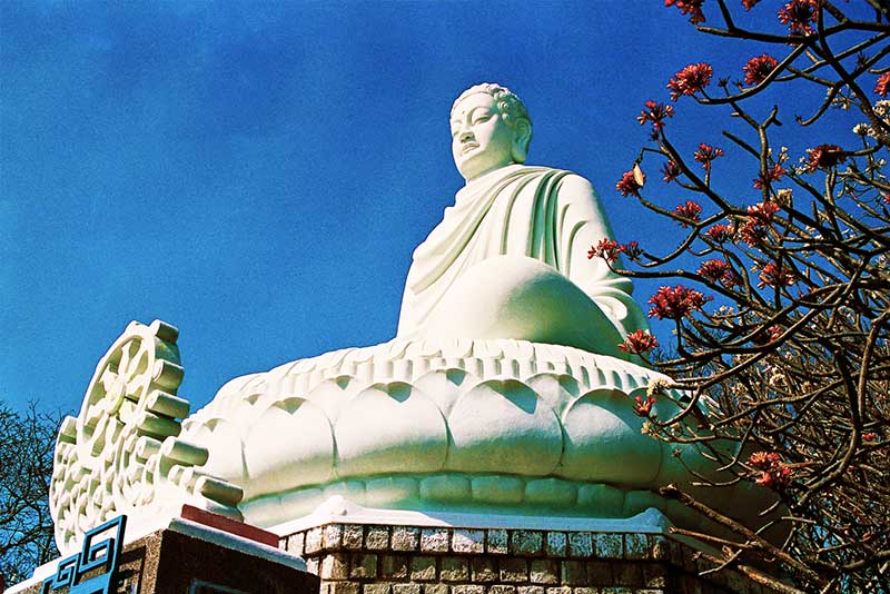 Thich Ca Phat Dai: Vung Tau's Hillside Buddha Platform