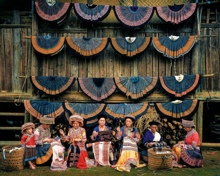 Sa Pa Brocade: The Handwoven Textiles of the Mountain Peoples
