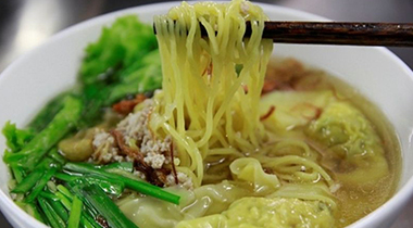 Throwing noodles in Vung Tau — dinner and a show in one bowl