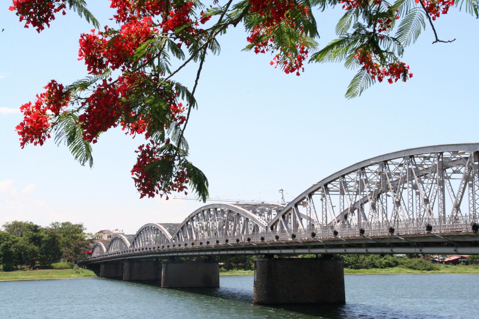 Trang Tien Bridge: Six Spans Across the Perfume River
