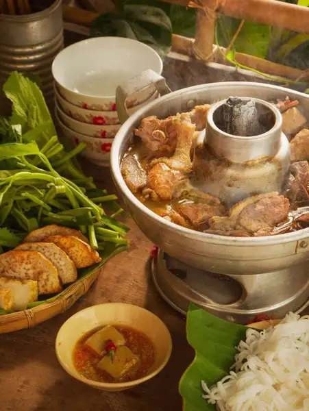 Vit Nau Chao: Can Tho Duck Hotpot for Rainy Delta Nights
